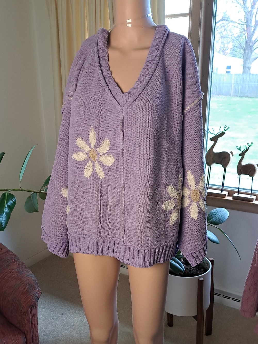 POL Lavender V-Neck Knit Sweater with Cream Floral Motif Small Oversized Ptp 28"